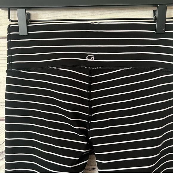 Gap Fit Black & White Striped Mid Rise Capri Leggings - Picture 5 of 6